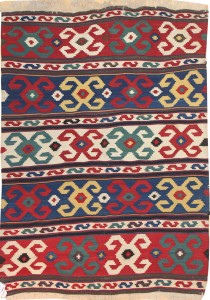 El kilim es una alfombra pequeña que se usa originalmente para rezar, se producen en toda la zona desde los Balcanes a Paquistan.